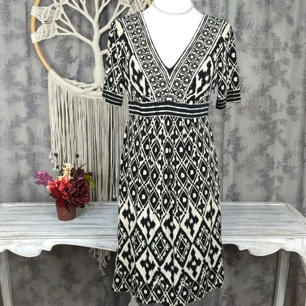 Evan Picone black and tan geometric v neck dress